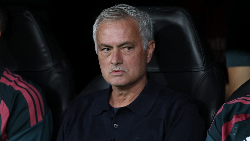 Pelatih Real Madrid asal Portugal, Jose Mourinho, tampak sedang menyaksikan pertandingan sepak bola hari pertama putaran pertama Liga Champions UEFA antara Real Madrid dan Inter Milan di Stadion Santiago Bernabeu, Madrid, pada 8 September 2026. (Photo by Thomas COEX / AFP) Jose Mourinho