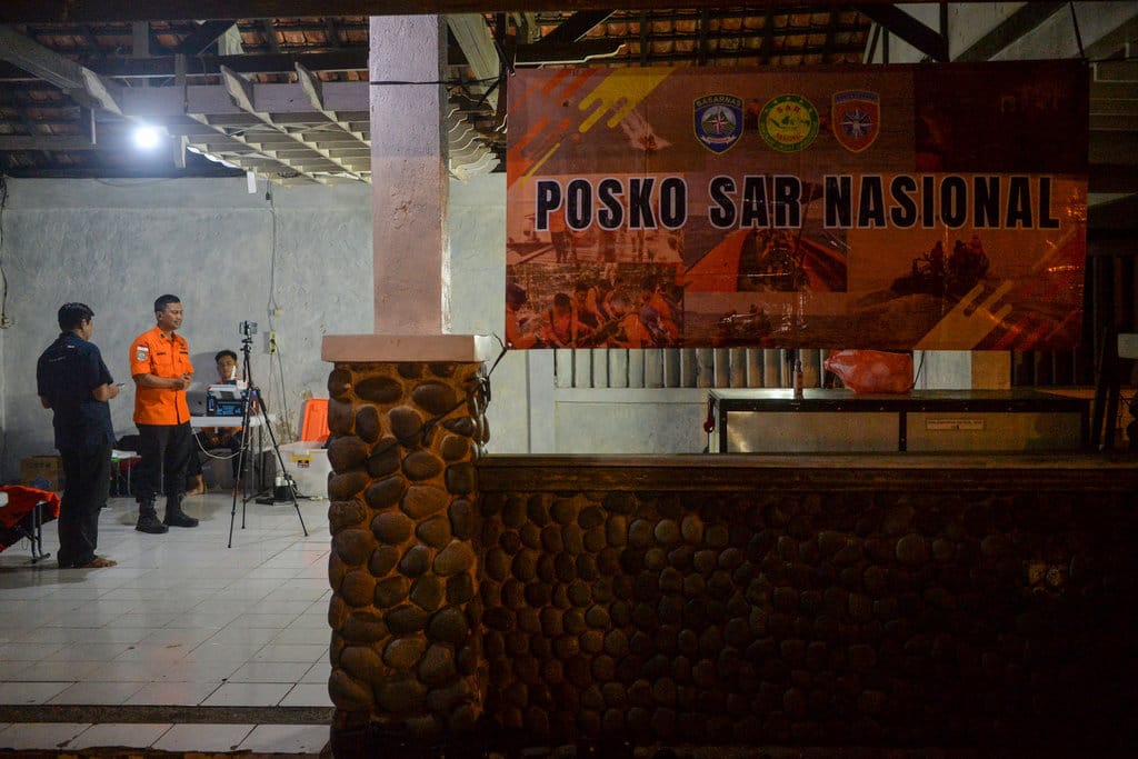 Kepala Seksi Operasi Basarnas Banten Rizki Dwianto (kedua kiri) menyampaikan keterangan pers terkait penumpang kapal yang hilang kontak di Posko SAR Nasional, Pandeglang, Banten, Selasa (8/9/2026). Basarnas menggelar operasi pencarian sebuah kapal cepat yang membawa rombongan jurnalis termasuk pewarta foto LKBN Antara yang dilaporkan hilang kontak di perairan Selat Sunda saat meliput erupsi Gunung Anak Krakatau. ANTARA FOTO/Putra M. Akbar/sgd Basarnas buka posko pencarian penumpang kapal hilang kontak