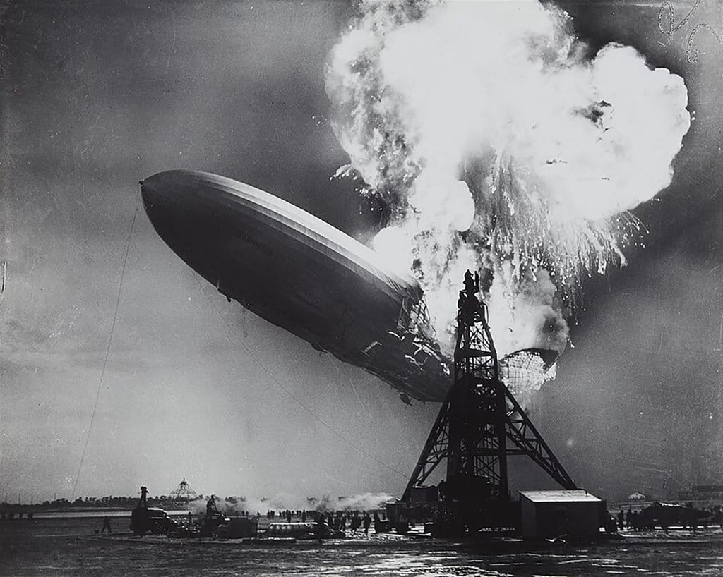 Kapal udara (zeppelin) Jerman, Hindenburg, terbakar di tiang tambat di Lakehurst, New Jersey, Amerika Serikat, pada 6 Mei 1937. Kapal udara zeppelin Jerman