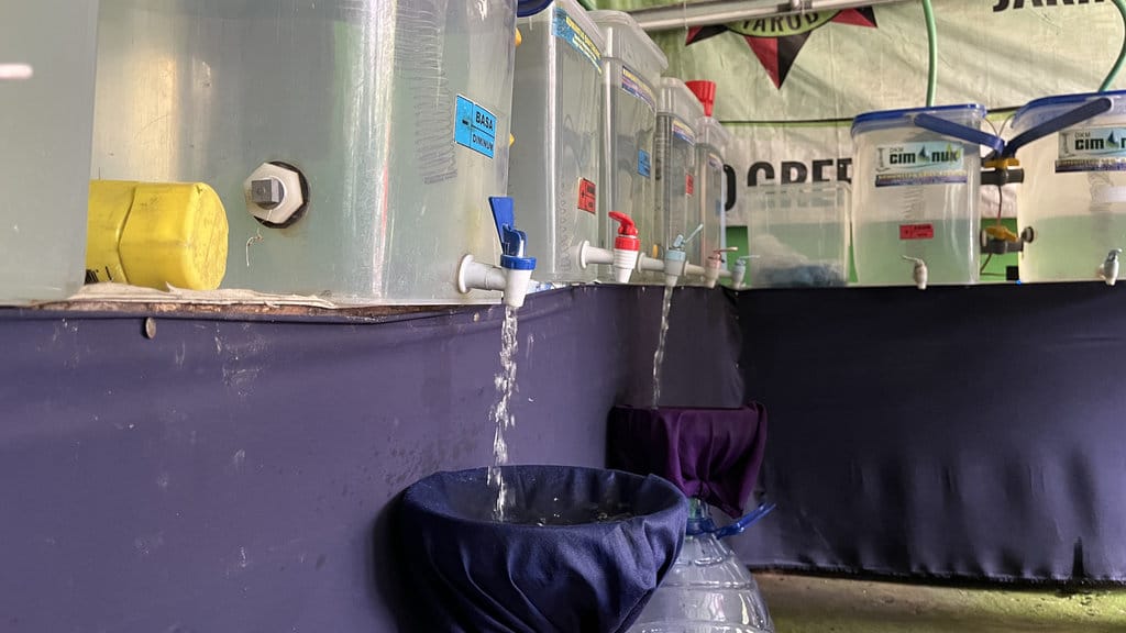 Air Minum yang telah disaring dengan elektrolisa di Komunitas Banyu Bening.. tirto.id/Abdul Aziz Kenduri Banyu Udan