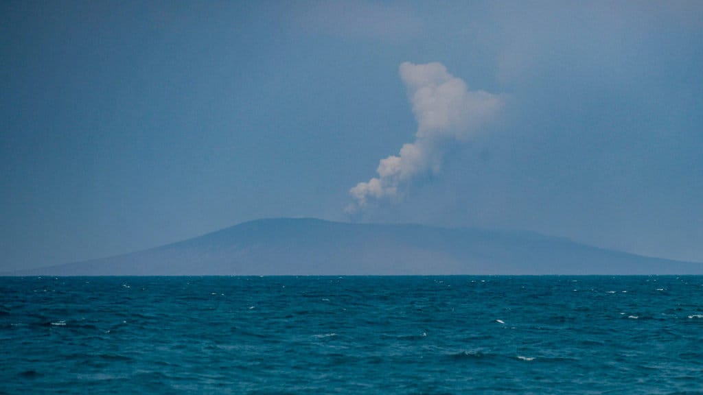 Gunung Anak Krakatau mengeluarkan asap terlihat dari perairan Selat Sunda di Kabupaten Lampung Selatan, Lampung, Rabu (9/9/2026). ANTARA FOTO/Putra M. Akbar/YU Gunung Anak Krakatau kembali erupsi