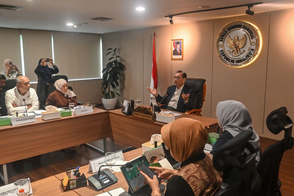 Ketua Dewan Ekonomi Nasional (DEN) Luhut Binsar Pandjaitan (kelima kiri) memimpin Rapat Tingkat Menteri (RTM) bersama Menkomdigi Meutya Hafid (keempat kiri) dan Kepala BSSN Letnan Jenderal TNI (Purn.) Nugroho Sulistyo Budi (kiri) di Kantor Dewan Ekonomi Nasional, Thamrin, Jakarta, Kamis (10/9/2026). Pemerintah akan meluncurkan sistem perlindungan sosial (perlinsos) berbasis digital pada Oktober 2026. ANTARA FOTO/Fakhri Hermansyah/kye RTM percepatan perlinsos