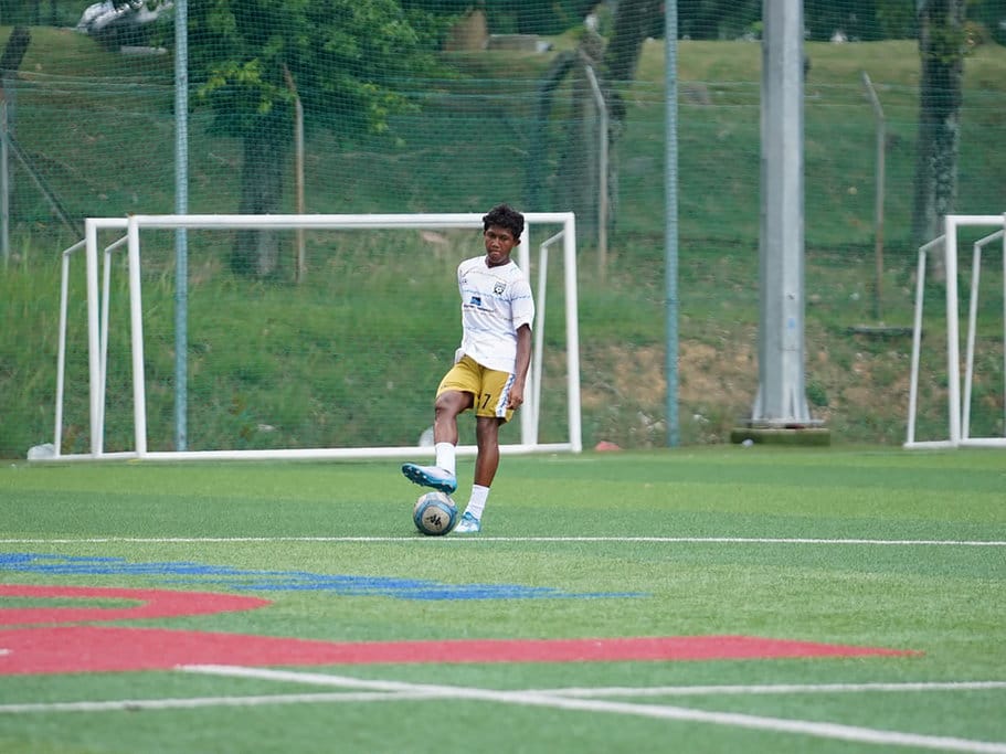 Daniel Febrianto dengan aksi passing nya, berperan sebagai jenderal tengah di lapangan.. foto/DOk. PTFI Body Artikel PTFI