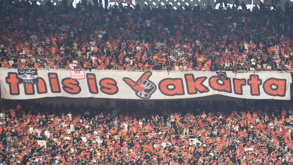 Suporter Persija Jakarta memberikan dukungan saat tim berjuluk Macan Kemayoran itu bertanding melawan Persib Bandung pada laga Liga 1 2026/2027 di Stadion Gelora Bung Karno (GBK) Senayan, Jakarta, Sabtu (12/9/2026). Persija Jakarta menang atas Persib Bandung dengan skor 2-1. ANTARA FOTO/M Risyal Hidayat/tom. Dukungan suporter Persija Jakarta