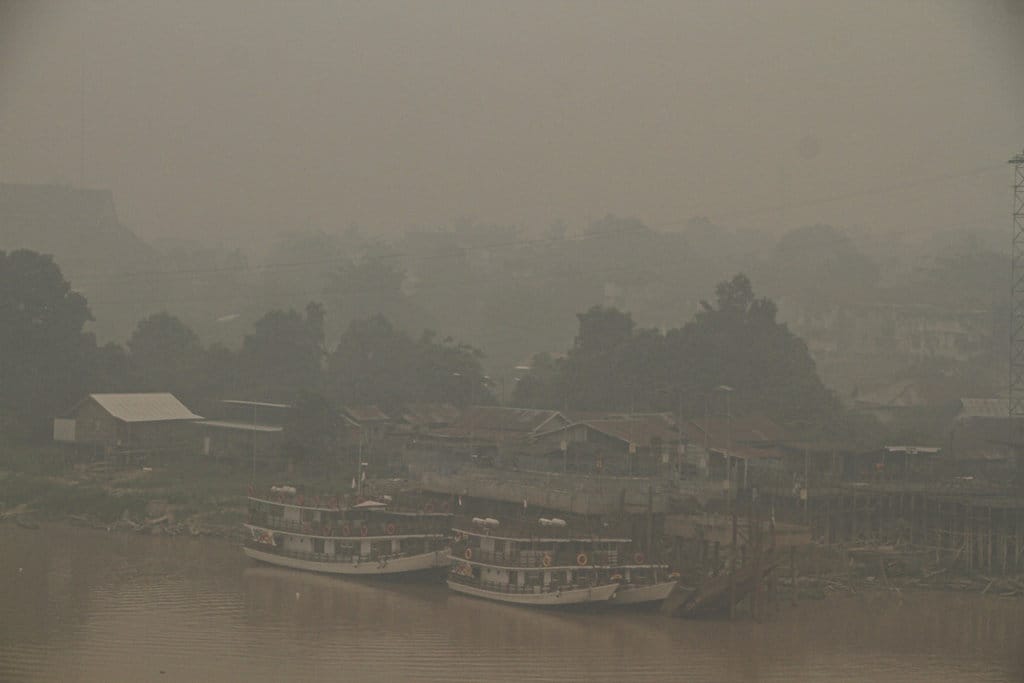Sejumlah kapal bersandar di Sungai Kahayan yang diselimuti asap di Palangka Raya, Kalimantan Tengah, Sabtu (12/9/2026). Dashboard Karhutla Kota Palangka Raya mencatat jarak pandang hanya 500 meter pada Sabtu (12/9) pukul 15.24 WIB akibat kabut asap kebakaran hutan dan lahan (karhutla). ANTARA FOTO/Auliya Rahman/tom. Kabut asap karhutla di Palangka Raya