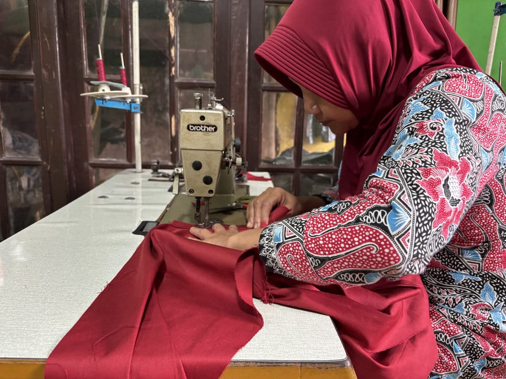 Usai merumput dan merawat ternak, Siti melanjutkan harinya dengan menjahit di rumah Nur. Aktivitas ini sudah berlangsung sejak bulan puasa kemarin. tirto.id/Sekar Kinasih Seri Perempuan Petungkriyono