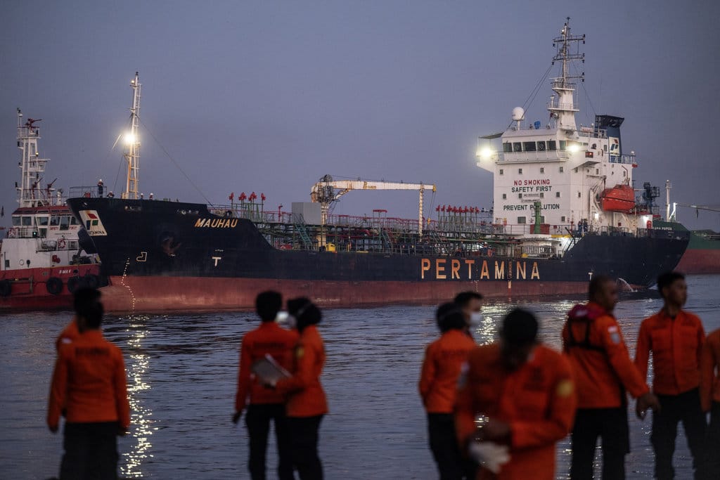 Tim SAR gabungan bersiap melakukan evakuasi penumpang korban kapal motor penumpang (KMP) Virgo Transport 8 yang tiba menggunakan Kapal Tanker MT Mauhau milik PT Pertamina di Pelabuhan Tri Sakti, Banjarmasin, Kalimantan Selatan, Senin (14/9/2026). Tim SAR gabungan berhasil mengevakuasi sebanyak 15 penumpang selamat dan satu jenazah korban KMP Virgo Transport 8 yang tenggelam pada Minggu (13/9) di Laut Jawa dan selanjutnya jenazah diserahkan kepada tim DVI Polda Kalsel untuk diidentifikasi. ANTARA FOTO/Bayu Pratama S/YU Evakuasi korban KMP VIrgo Transport 8
