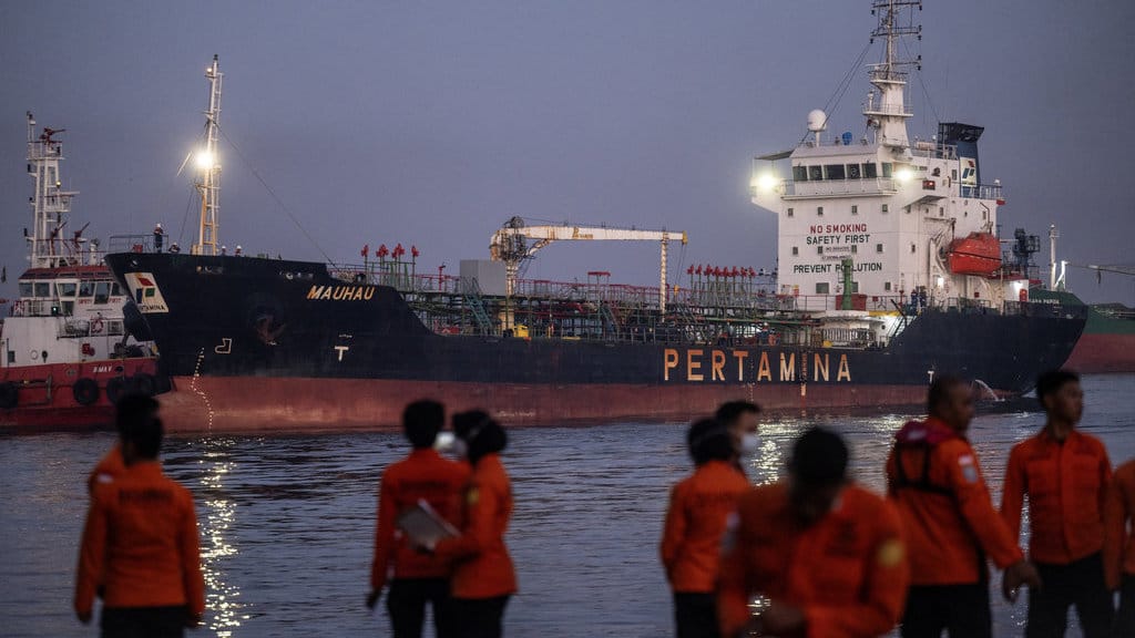 Tim SAR gabungan bersiap melakukan evakuasi penumpang korban kapal motor penumpang (KMP) Virgo Transport 8 yang tiba menggunakan Kapal Tanker MT Mauhau milik PT Pertamina di Pelabuhan Tri Sakti, Banjarmasin, Kalimantan Selatan, Senin (14/9/2026). Tim SAR gabungan berhasil mengevakuasi sebanyak 15 penumpang selamat dan satu jenazah korban KMP Virgo Transport 8 yang tenggelam pada Minggu (13/9) di Laut Jawa dan selanjutnya jenazah diserahkan kepada tim DVI Polda Kalsel untuk diidentifikasi. ANTARA FOTO/Bayu Pratama S/YU Evakuasi korban KMP VIrgo Transport 8