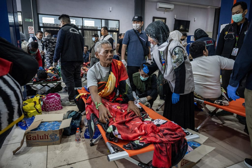 Petugas memeriksa kesehatan korban kapal motor penumpang (KMP) Virgo Transport 8 yang selamat di Pelabuhan Tri Sakti, Banjarmasin, Kalimantan Selatan, Senin (14/9/2026). Tim SAR gabungan berhasil mengevakuasi sebanyak 15 penumpang selamat dan satu jenazah korban KMP Virgo Transport 8 yang tenggelam pada Minggu (13/9) di Laut Jawa dan selanjutnya jenazah diserahkan kepada tim DVI Polda Kalsel untuk diidentifikasi. ANTARA FOTO/Bayu Pratama S/YU Evakuasi korban KMP VIrgo Transport 8