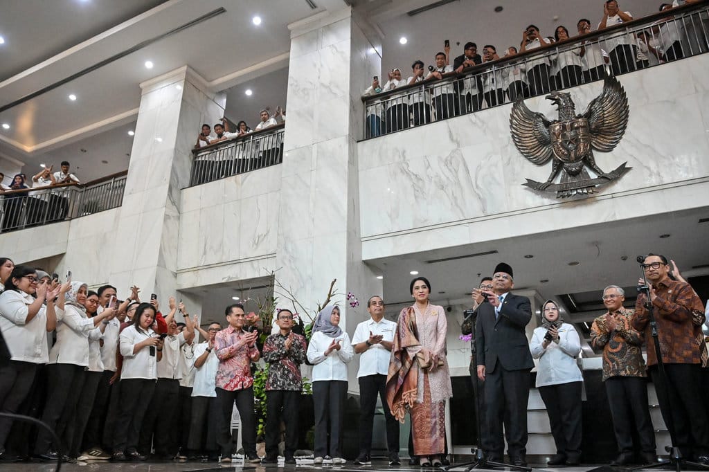 Menteri Keuangan Suahasil Nazara (keempat kanan) menyampaikan sambutan usai dilantik menjadi Menteri Keuangan didampingi Wakil Menteri Keuangan Juda Agung (kanan) di Kementerian Keuangan, Jakarta, Kamis (14/9/2026). ANTARA FOTO/Sulthony Hasanuddin/tom. Perkenalan Menteri Keuangan Suahasil Nazara