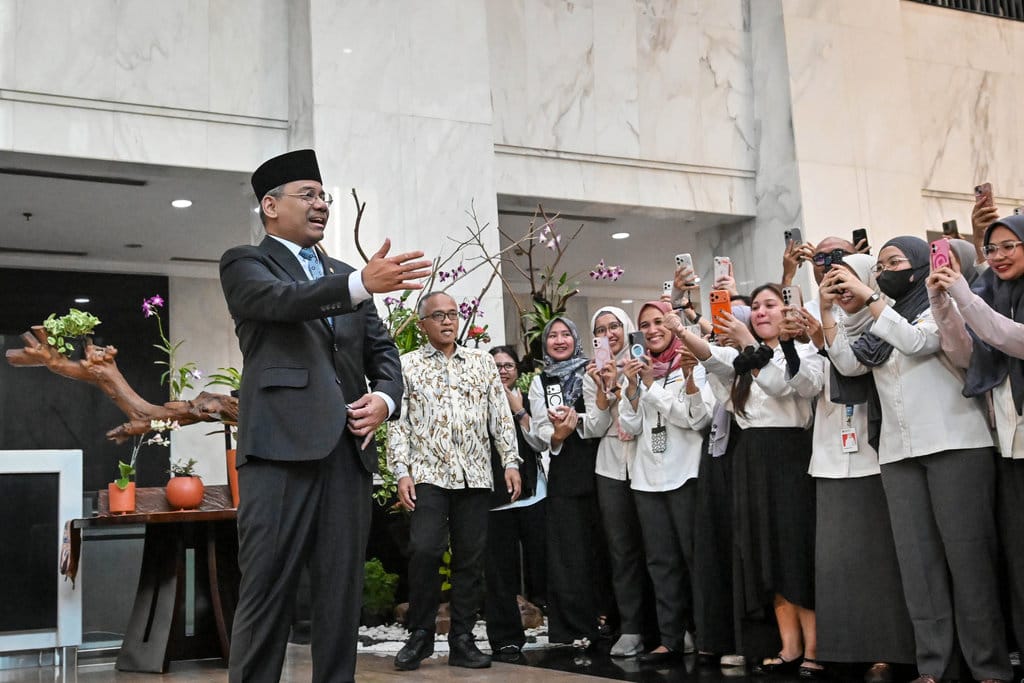 Menteri Keuangan Suahasil Nazara (kiri) menyapa pegawai usai dilantik menjadi Menteri Keuangan di Kementerian Keuangan, Jakarta, Kamis (14/9/2026). ANTARA FOTO/Sulthony Hasanuddin/tom. Perkenalan Menteri Keuangan Suahasil Nazara