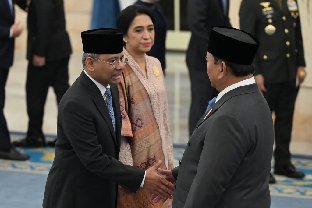 Presiden Prabowo Subianto (kanan) menyalami pejabat baru Menteri Keuangan Suahasil Nazara (kiri) yang didampingi istri Christina Pusporini Messakh (tengah) usai pelantikan di Istana Negara, Jakarta, Senin (14/9/2026). ANTARA FOTO/Aditya Pradana Putra/sgd/tom. Presiden Prabowo lantik Suahasil Nazara sebagai Menkeu