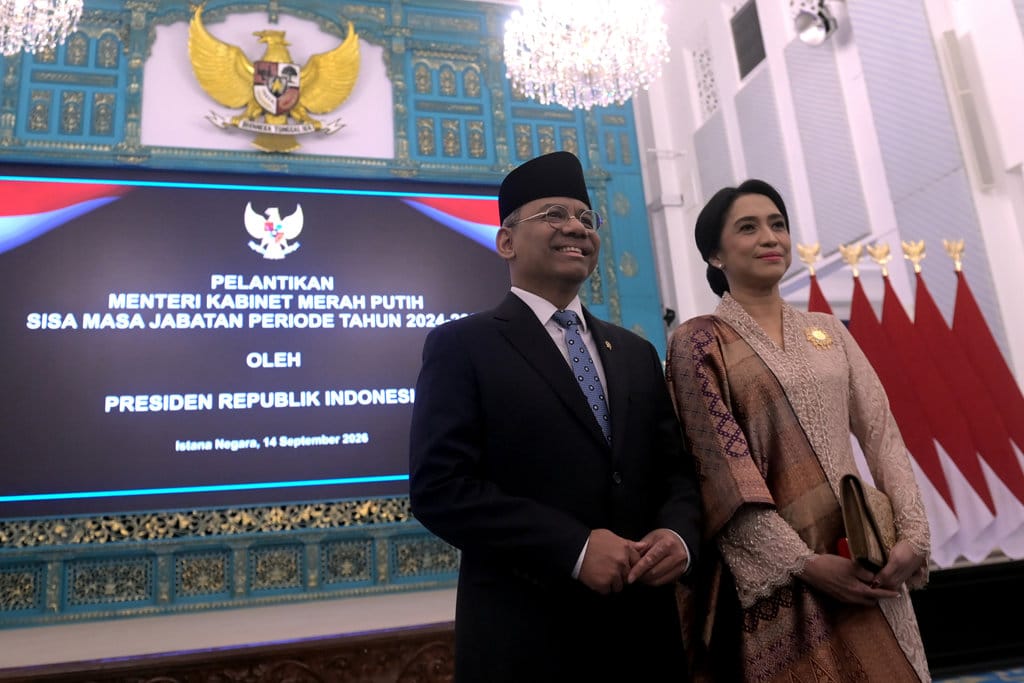 Pejabat baru Menteri Keuangan Suahasil Nazara (kiri) didampingi istri Christina Pusporini Messakh bersiap memberikan keterangna pers usai pelantikan di Istana Negara, Jakarta, Senin (14/9/2026). ANTARA FOTO/Aditya Pradana Putra/sgd/tom. Presiden Prabowo lantik Suahasil Nazara sebagai Menkeu