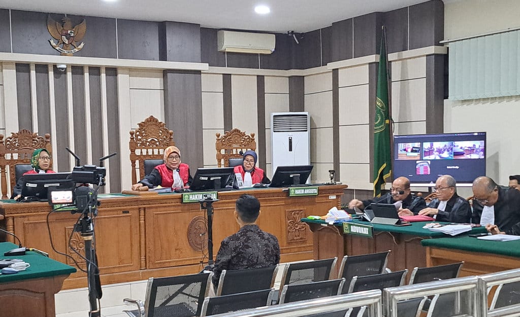 Bupati Cilacap nonaktif, Syamsul Auliya Rachman duduk di kursi pesakitan saat sidang pemeriksaan terdakwa atas kasus korupsi yang menjeratnya, di Pengadilan Tipikor Semaramg, Selasa (15/9/2026). Foto/Baihaqi Annizar Sidang Pemeriksaan Terdakwa Bupati Cilacap nonaktif