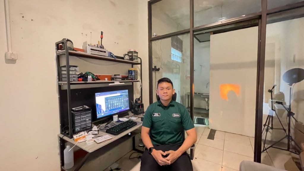Zacky seorang mahasiswa yang kini telah memiliki usaha service elektronik, di Gerbang Samping Gunadarma Kampus E, Jl. Klp. Dua Raya, Tugu, Cimanggis, Kota Depok, Selasa (15/9/2026). (FOTO/Putri Az zahra) Usaha Service Elektronik Codeva