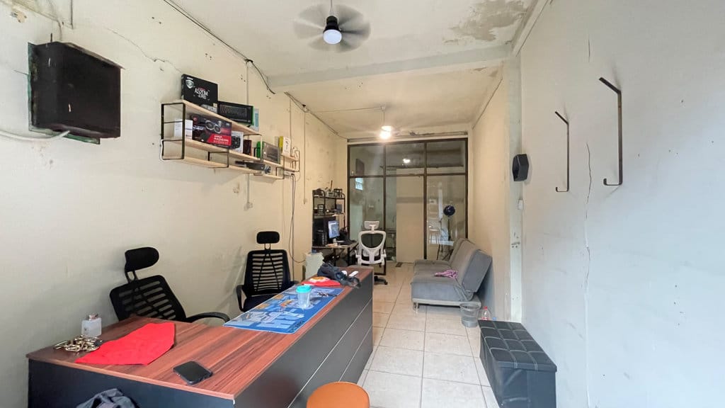 Zacky seorang mahasiswa yang kini telah memiliki usaha service elektronik, di Gerbang Samping Gunadarma Kampus E, Jl. Klp. Dua Raya, Tugu, Cimanggis, Kota Depok, Selasa (15/9/2026). (FOTO/Putri Az zahra) Usaha Service Elektronik Codeva