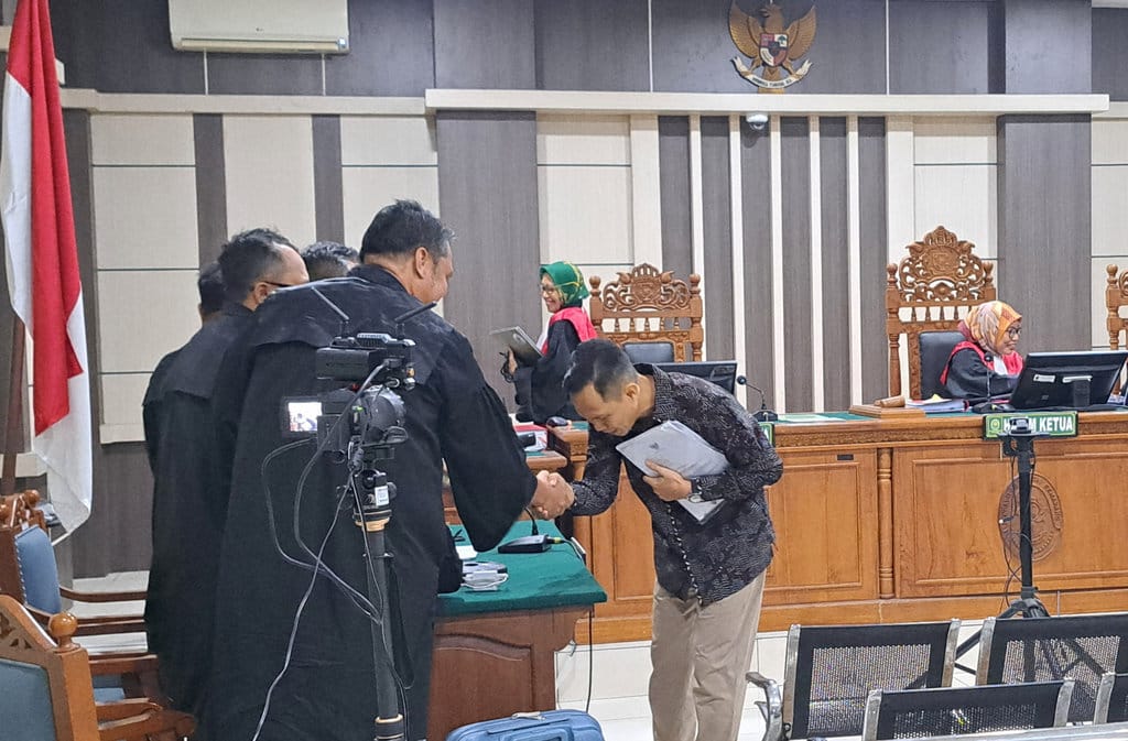 Bupati Cilacap nonaktif, Syamsul Auliya Rachman menunduk saat menyalami penuntut umum KPK usai sidang pemeriksaan terdakwa, di Pengadilan Tipikor Semaramg, Selasa (15/9/2026). Foto/Baihaqi Annizar Sidang Pemeriksaan Terdakwa Bupati Cilacap nonaktif