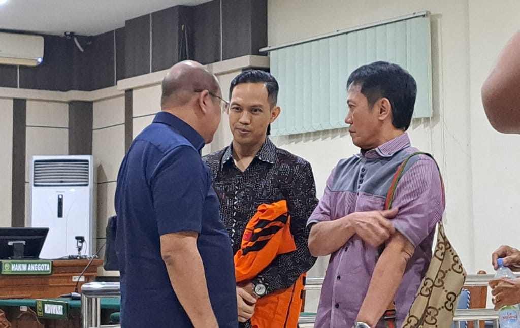 Bupati Cilacap nonaktif, Syamsul Auliya Rachman berbincang dengan penasihat hukumnya usai sidang pemeriksaan terdakwa, di Pengadilan Tipikor Semaramg, Selasa (15/9/2026). Foto/Baihaqi Annizar Sidang Pemeriksaan Terdakwa Bupati Cilacap nonaktif
