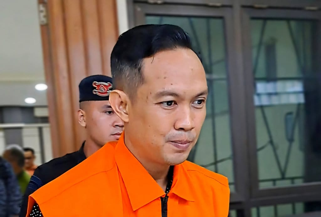 Bupati Cilacap nonaktif, Syamsul Auliya Rachman berjalan menuju mobil tahanan usai sidang di Pengadilan Tipikor Semaramg, Selasa (15/9/2026). Foto/Baihaqi Annizar Sidang Pemeriksaan Terdakwa Bupati Cilacap nonaktif