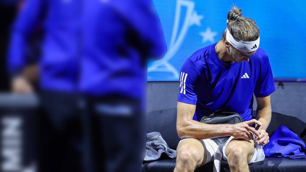Alexander Zverev menyuntikkan insulin sebelum pertandingan.Laver Cup 2024 di Berlin, Jerman, pada 21 September 2024. AFP/ oleh Ronny Hartmann Alexander Zverev menyuntikkan insulin sebelum pertandingan.