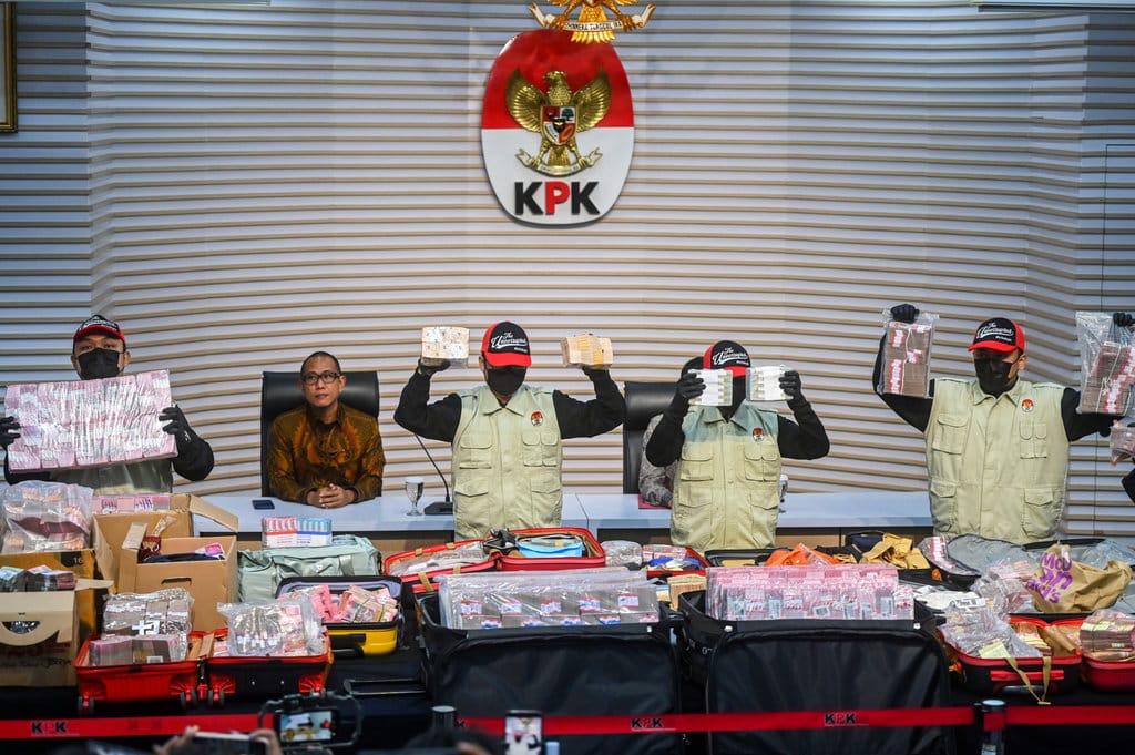Petugas KPK menunjukkan barang bukti berupa uang tunai saat konferensi pers terkait operasi tangkap tangan (OTT) kasus dugaan korupsi pengurusan hak guna bangunan (HGB) Summarecon di Gedung Merah Putih KPK, Jakarta, Selasa (15/9/2026). ANTARA FOTO/Rivan Awal Lingga/tom. KPK sita barang bukti kasus dugaan korupsi HGB Summarecon