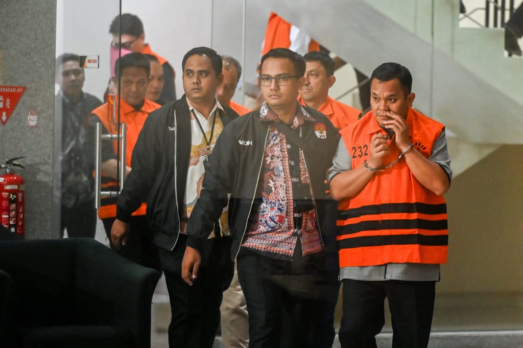 Kepala Kantor Pertanahan Kabupaten Bogor Sontang Coin Manurung (kanan) berjalan menuju mobil tahanan usai menjalani pemeriksaan di Gedung Merah Putih KPK, Jakarta, Selasa (15/9/2026). ANTARA FOTO/Rivan Awal Lingga/tom. OTT kasus dugaan korupsi HGB Summarecon