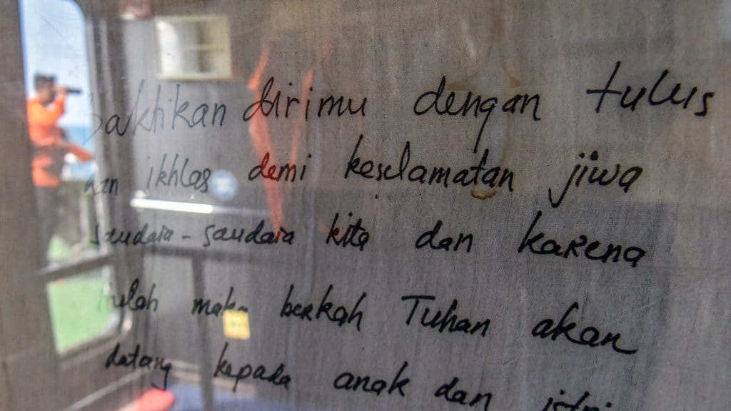 Sebuah tulisan motivasi terpampang di dalam KN SAR Antasena saat beroperasi melakukan pencarian lima jurnalis dan tiga awak kapal yang hilang kontak di perairan Selat Sunda, Banten, Selasa (15/9/2026). Hari kedelapan pencarian, tim SAR gabungan membagi wilayah operasi menjadi lima sektor dengan total luas area pencarian 3.962 mil laut persegi dengan melibatkan 20 kapal. ANTARA FOTO/Indrianto Eko Suwarso/agr Pencarian jurnalis hilang kontak di Selat Sunda