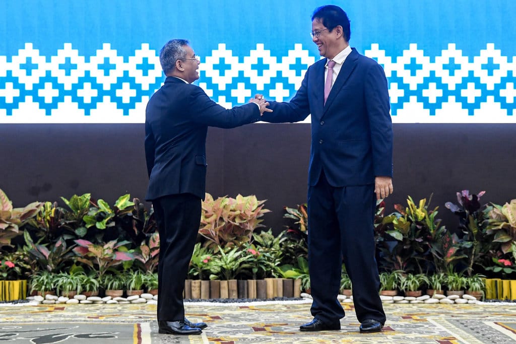 Menteri Keuangan Suahasil Nazara (kiri) berjabat tangan dengan Pejabat lama Purbaya Yudhi Sadewa (kanan) seusai serah terima jabatan Menteri Keuangan di Kemenkeu, Jakarta, Selasa (15/9/2026). Suahasil Nazara menggantikan Purbaya Yudhi Sadewa sebagai Menteri Keuangan usai dilantik oleh Presiden Prabowo Subianto pada Senin (14/9). ANTARA FOTO/Muhammad Adimaja/agr Sertijab Menteri Keuangan