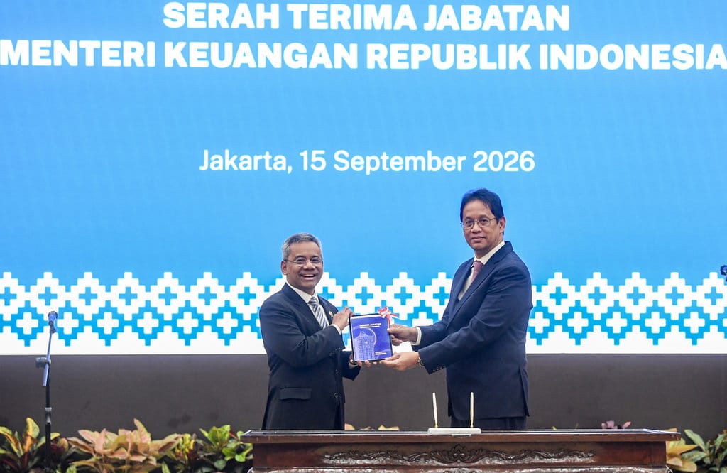 Menteri Keuangan Suahasil Nazara (kiri) menerima memori jabatan dari Pejabat lama Purbaya Yudhi Sadewa (kanan) saat serah terima jabatan Menteri Keuangan di Kemenkeu, Jakarta, Selasa (15/9/2026). Suahasil Nazara menggantikan Purbaya Yudhi Sadewa sebagai Menteri Keuangan usai dilantik oleh Presiden Prabowo Subianto pada Senin (14/9). ANTARA FOTO/Muhammad Adimaja/agr Sertijab Menteri Keuangan