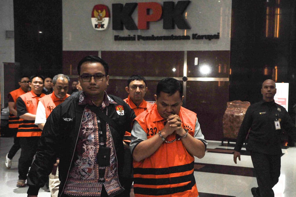 Kepala Kantor Pertanahan Kabupaten Bogor I Sontang Coin Manurung (kedua kanan) dan Ketua DPP Partai Golkar Fahd El Fouz alias Fahd Arafiq (ketiga kanan) bersama tersangka lainnya berjalan menuju mobil tahanan usai menjalani pemeriksaan di Gedung Merah Putih KPK, Jakarta, Selasa (15/9/2026). ANTARA FOTO/Reno Esnir/sth/tom. Tersangka OTT kasus dugaan korupsi HGB Summarecon