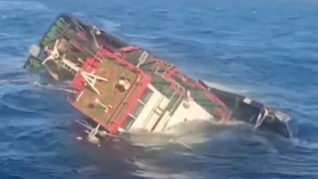 Tangkapan layar - Video sebuah tugboat TB MT20 1301 tenggelam di perairan sekitar 15 mil laut dari Pulau Bawean, Gresik, Jawa Timur, pada Minggu (13/9). (Sumber: Facebook/@miftahulfaiz) Kapal Tunda dengan 8 ABK Tenggelam