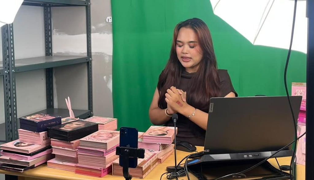 Filza ketika sedang memulai host live di studio PT IGOODCO, Kalideres, Jakarta Barat. (FOTO/Dok. Filza) Host Live Profesi di Balik Layar