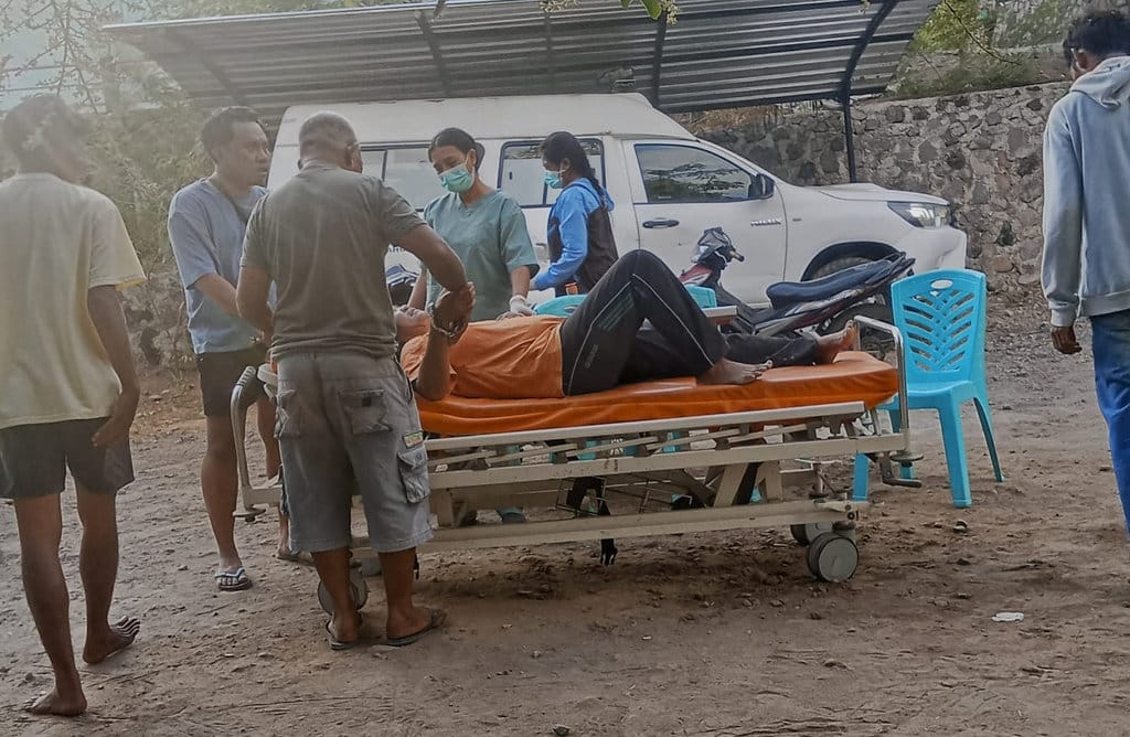 Pasien korban gempa yang dirawat di halaman Puskesmas Palue usai gempa, Sabtu (15/8/2026). (FOTO/Istimewa) Puskesmas Palue