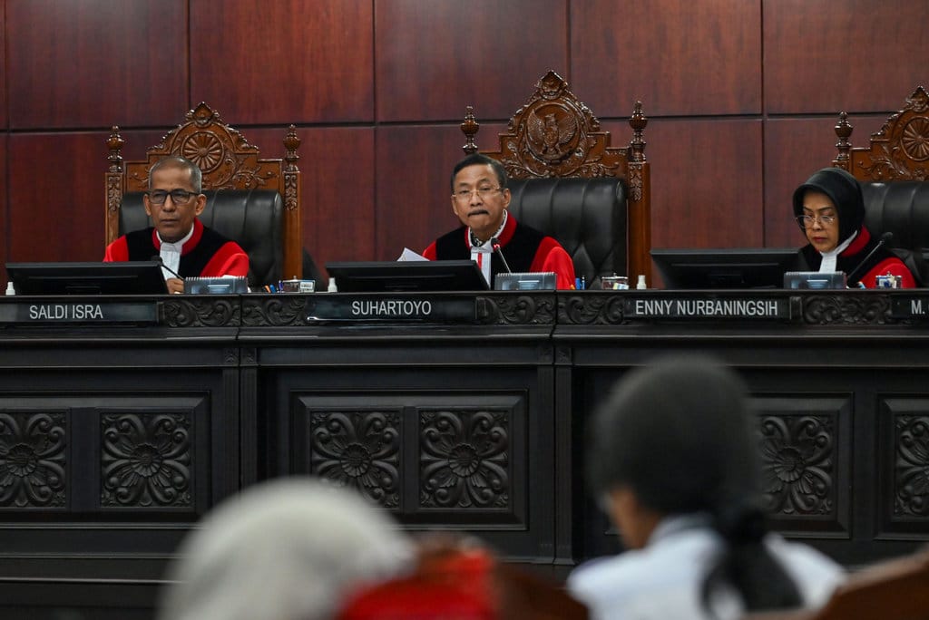 Ketua Mahkamah Konstitusi (MK) Suhartoyo (tengah) didampingi Wakil Ketua MK Saldi Isra (kiri) dan Hakim Konstitusi Enny Nurbaningsih (kanan) memimpin sidang pengucapan putusan 18 permohonan uji materiil undang-undang (UU) di Gedung Mahkamah Konstitusi, Jakarta, Rabu (16/9/2026). ANTARA FOTO/Fakhri Hermansyah/rwa. MK gelar sidang putusan 18 perkara