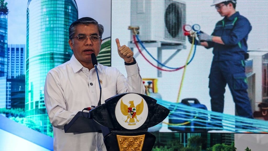 Menteri Ketenagakerjaan Yassierli menyampaikan sambutan pada puncak peringatan Hari Ozon Sedunia 2026 di Balai Besar Pelatihan Vokasi dan Produktivitas Bekasi, Kota Bekasi, Jawa Barat, Rabu (16/9/2026). Peringatan tersebut sebagai momentum untuk memperkuat komitmen dan aksi bersama dalam melindungi lapisan ozon sekaligus mendorong upaya pendinginan berkelanjutan dengan mengusung tema Global Action for Cooler Planet. ANTARA FOTO/Darryl Ramadhan/nym. Peringatan Hari Ozon Sedunia 2026 di Bekasi