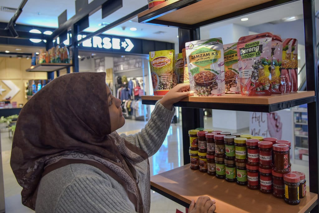 Pembeli memilih produk bawang goreng kemasan yang sudah bersertifikat halal di Palu, Sulawesi Tengah, Minggu (13/9/2026). ANTARA FOTO/Muhammad Rifki Hasan/hma Sertifikat halal produk UMKM