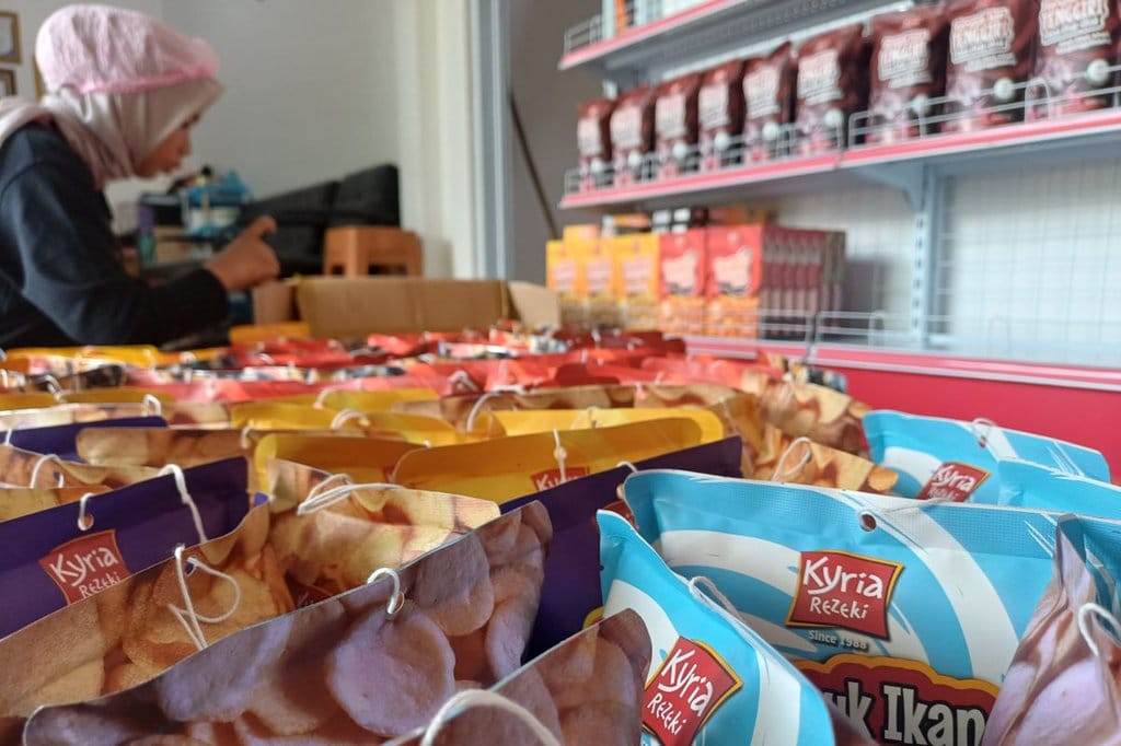 Produk UMKM kerupuk kriya rezeki di Kota Tanjungpinang, Kepri, sudah bersertifikat halal. ANTARA/Ogen Sertifikat halal produk UMKM