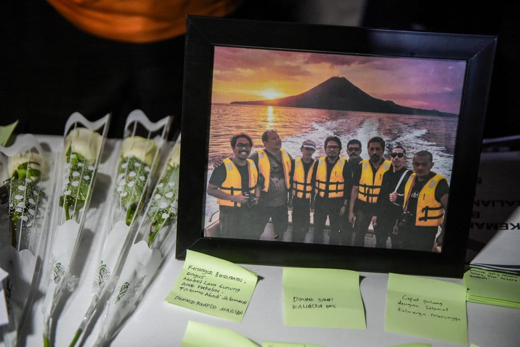 Bingkai foto dan bunga mawar berada di atas meja saat doa bersama untuk jurnalis dan awak kapal yang hilang kontak di Carita, Pandeglang, Banten, Kamis (17/9/2026). Keluarga dan tim SAR gabungan menggelar doa bersama pada hari terakhir operasi pencarian dan pertolongan terhadap rombongan jurnalis dan awak kapal cepat KM Arupadatu I yang hilang kontak saat meliput aktivitas Gunung Anak Krakatau di perairan Selat Sunda setelah operasi berlangsung selama 10 hari. ANTARA FOTO/Rivan Awal Lingga/kye Doa bersama hari terakhir pencarian jurnalis dan awak KM Arupadatu I