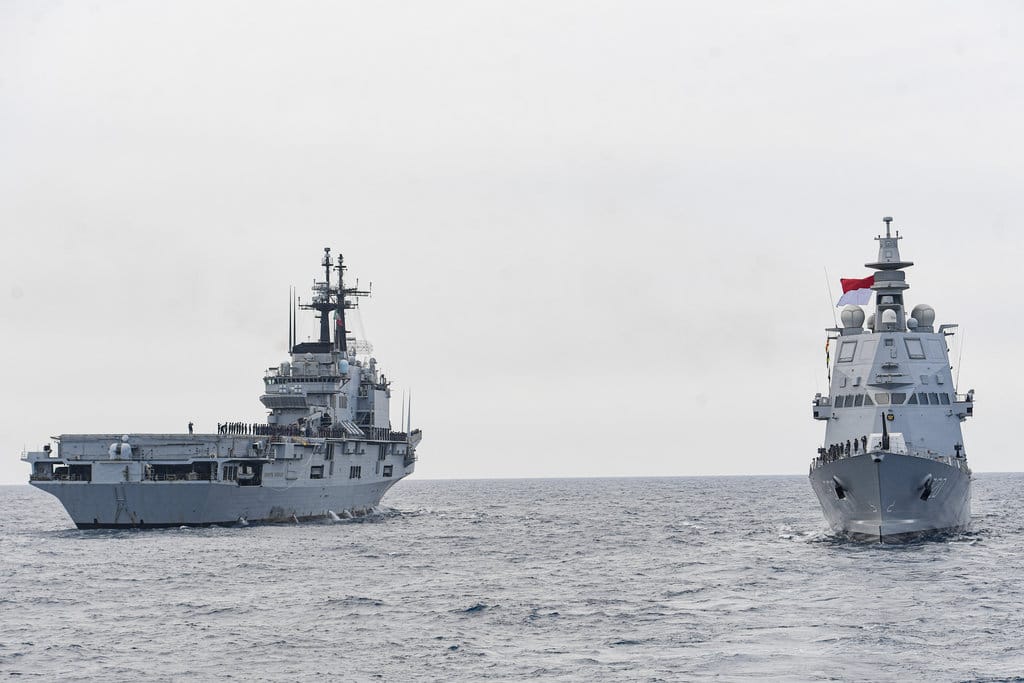 Kapal induk ITS Giuseppe Garibaldi-551 (kiri) disambut oleh KRI Brawijaya-320 (kanan) di Perairan Bangka, Bangka Belitung, Kamis (17/9/2026). ANTARA FOTO/M Risyal Hidayat/nym. Penyambutan ITS Giuseppe Garibaldi di Perairan Indonesia