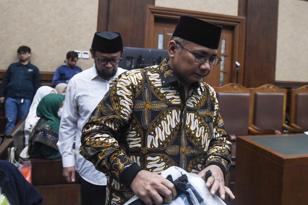 Terdakwa kasus dugaan korupsi kuota haji tambahan tahun 2023–2024 Yaqut Cholil Qoumas (kanan) dan Ishfah Abidal Aziz (kiri) berjalan untuk menjalani sidang lanjutan dengan agenda pemeriksaan saksi dari Jaksa Penuntut Umum (JPU) di Pengadilan Tipikor, Jakarta, Kamis (17/9/2026). Dalam persidangan tersebut JPU menghadirkan dua orang saksi yaitu Pegawai Subdirektorat Perizinan, Akreditasi, dan Bina Penyelenggaraan Haji Khusus Kemenag Rizky Fisa Abadi dan M. Agus Syafii. ANTARA FOTO/Muhammad Adimaja/YU Sidang lanjutan kasus korupsi haji
