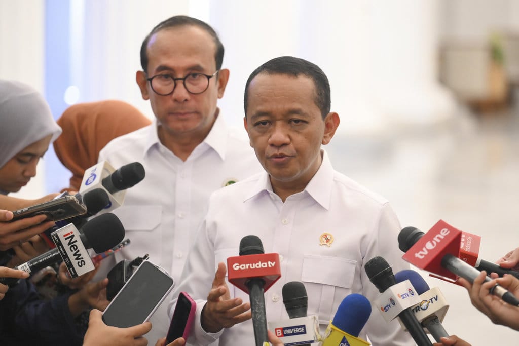 Menteri ESDM sekaligus Ketua Harian Dewan Energi Nasional (DEN) Bahlil Lahadalia (kanan) bersama anggota DEN Satya Widya Yudha memberikan keterangan pers seusai sidang paripurna DEN yang dipimpin Presiden Prabowo Subianto di Istana Merdeka, Jakarta, Kamis (17/9/2026). Sidang tersebut membahas sejumlah isu strategis sektor energi nasional di antaranya penguatan kemandirian energi nasional dan program mandatori pencampuran bioetanol 20 persen (E20) yang bertahap menjadi (E50) pada BBM. ANTARA FOTO/Hafidz Mubarak A/kye Sidang paripurna Dewan Energi Nasional