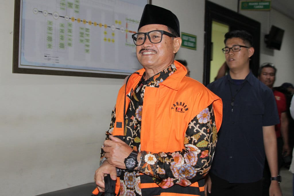 Wali Kota nonaktif Madiun Maidi berjalan seusai menjalani sidang tuntutan kasus dugaan korupsi, pemerasan dengan modus fee proyek dan dana CSR, serta gratifikasi senilai total Rp1,1 miliar di Pengadilan Tipikor Surabaya, Sidoarjo, Jawa Timur, Kamis (17/9/2026). Jaksa Penuntut Umum KPK menuntut Maidi dengan pidana tujuh tahun dua bulan penjara dan denda Rp205 juta subsider 90 hari kurungan, serta uang pengganti Rp8 miliar. Jika tidak dibayar, harta kekayaannya dirampas dan apabila tidak mencukupi, diganti dengan pidana penjara lima tahun. ANTARA FOTO/Umarul Faruq/kye Sidang tuntutan wali kota nonaktif Madiun