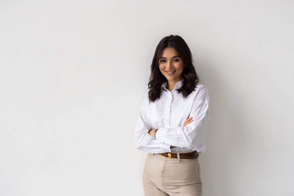 Celana Khaki baju putih. foto/istockphoto Celana Khaki baju putih
