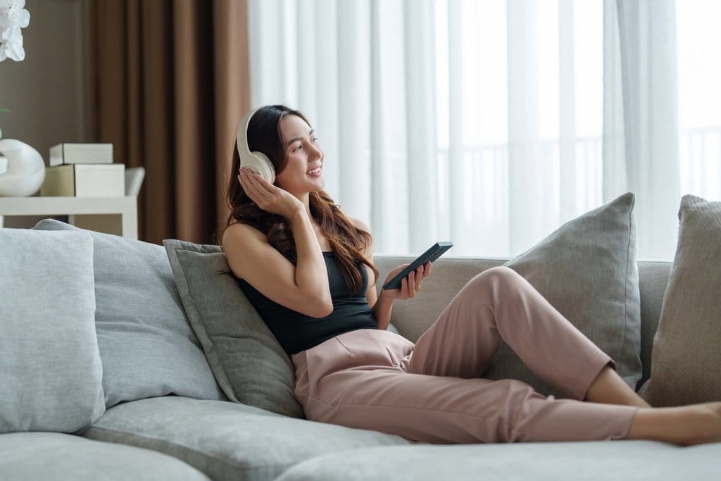 Perempuan celana khaki dan baju hitam. foto/istockphoto Perempuan celana khaki dan baju hitam