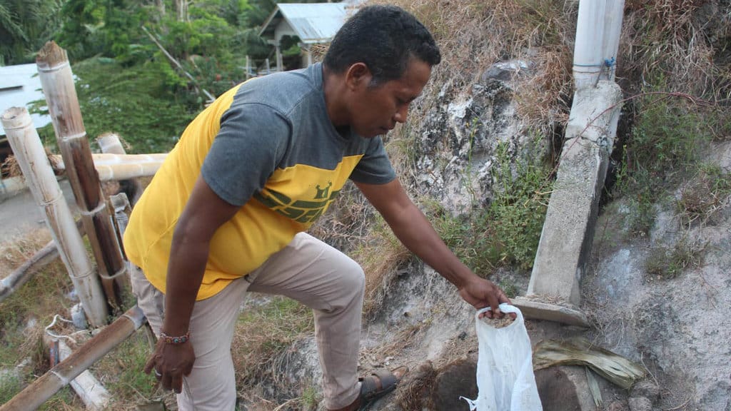 Warga Desa Rokirole memanfaatkan uap panas bumi untuk memasak ubi dan aneka pangan lokal lainnya, pada Kamis (17/9/2026). FOTO/Mario Sina. Penyulingan Uap Panas bumi Sikka