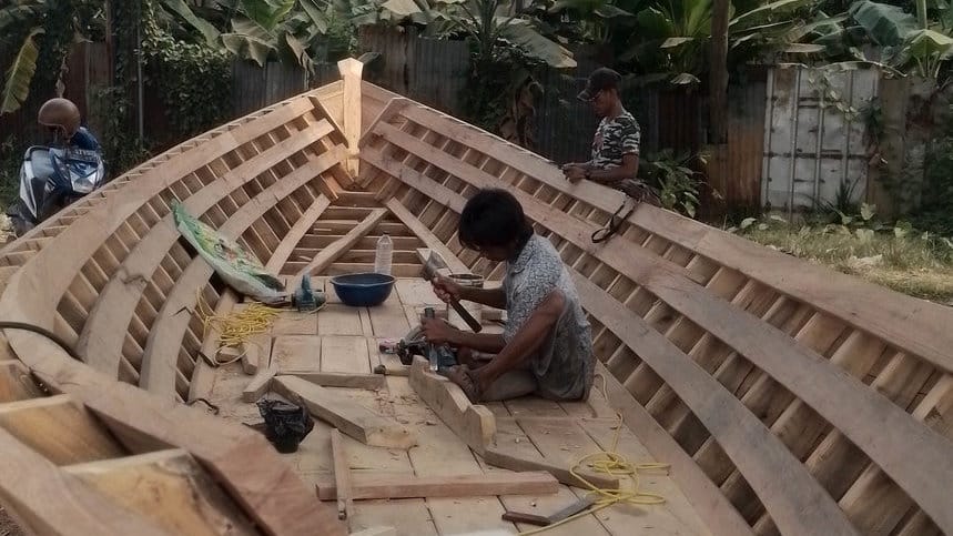 Perajin tengah menyelesaikan pembuatan perahu getek khas Palembang, Kamis (17/9/2026). FOTO/Irwanto Perahu Getek Palembang