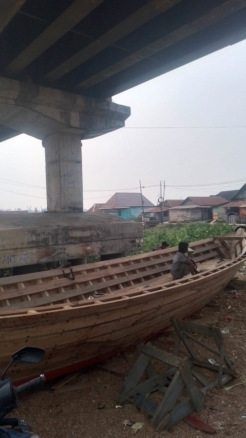 Perajin tengah menyelesaikan pembuatan perahu getek khas Palembang, Kamis (17/9/2026). FOTO/Irwanto Perahu Getek Palembang