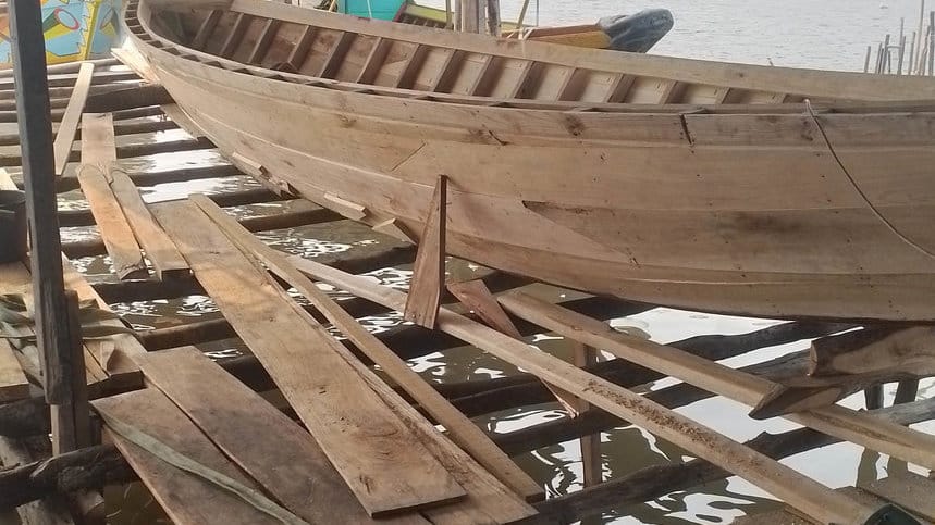 Perajin tengah menyelesaikan pembuatan perahu getek khas Palembang, Kamis (17/9/2026). FOTO/Irwanto Perahu Getek Palembang