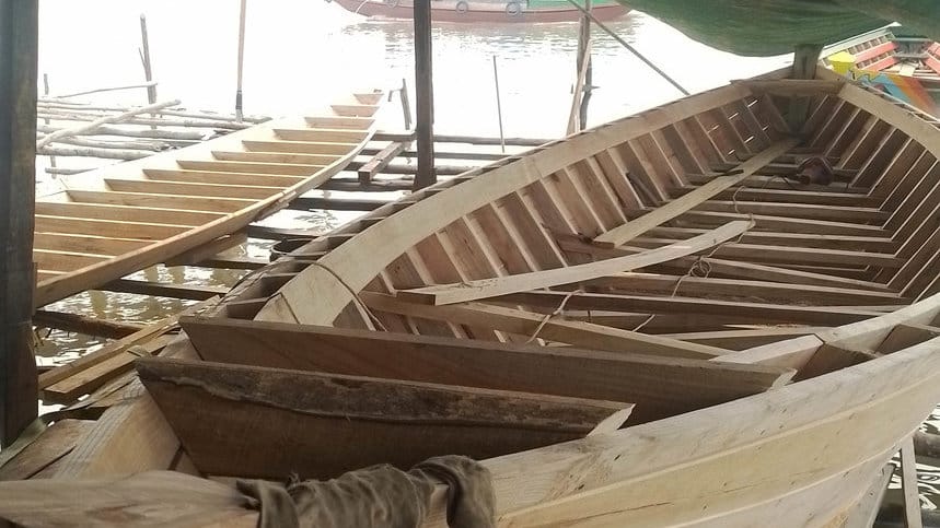 Perajin tengah menyelesaikan pembuatan perahu getek khas Palembang, Kamis (17/9/2026). FOTO/Irwanto Perahu Getek Palembang
