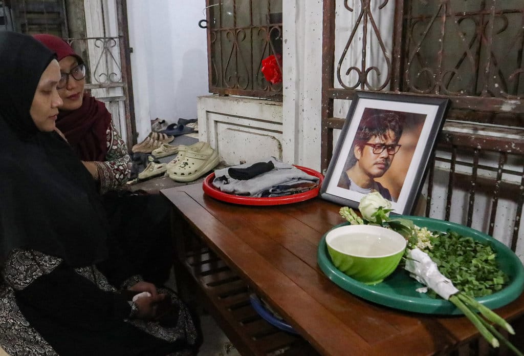 Astrid (kiri), istri jurnalis Firdaus Wajidi, memandang foto suaminya saat mengikuti doa bersama di Ciledug, Kota Tangerang, Banten, Kamis (17/9/2026). Doa bersama digelar untuk memohon keselamatan Firdaus Wajidi beserta empat jurnalis, awak kapal, dan pemandu lainnya yang hilang kontak dapat kembali ke rumah, meski operasi pencarian telah resmi dihentikan. ANTARA FOTO/Muhammad Iqbal/kye Doa bersama untuk jurnalis Firdaus Wajidi